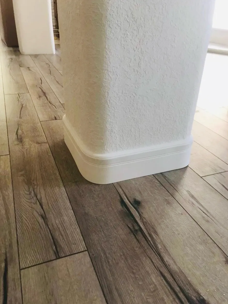 колонна с плинтусом из дюрополимера